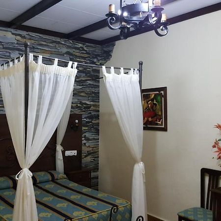 Hostal El Lirio Бойюйос пар дел Кондадо Екстериор снимка