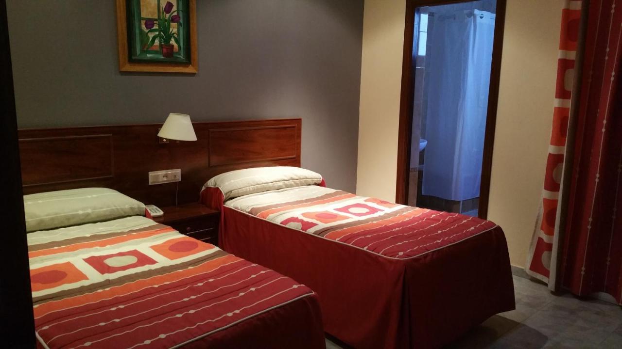 Hostal El Lirio Бойюйос пар дел Кондадо Екстериор снимка