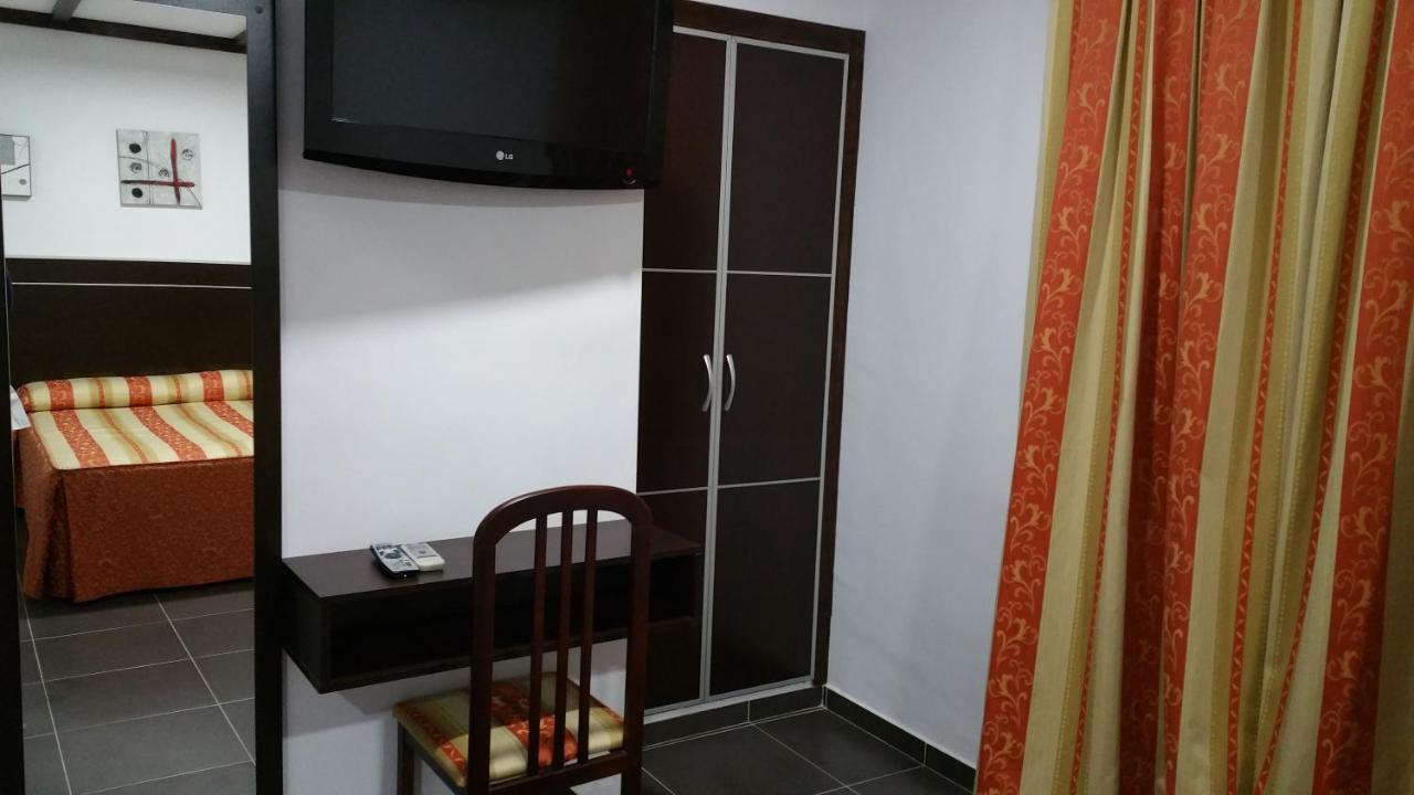Hostal El Lirio Бойюйос пар дел Кондадо Екстериор снимка