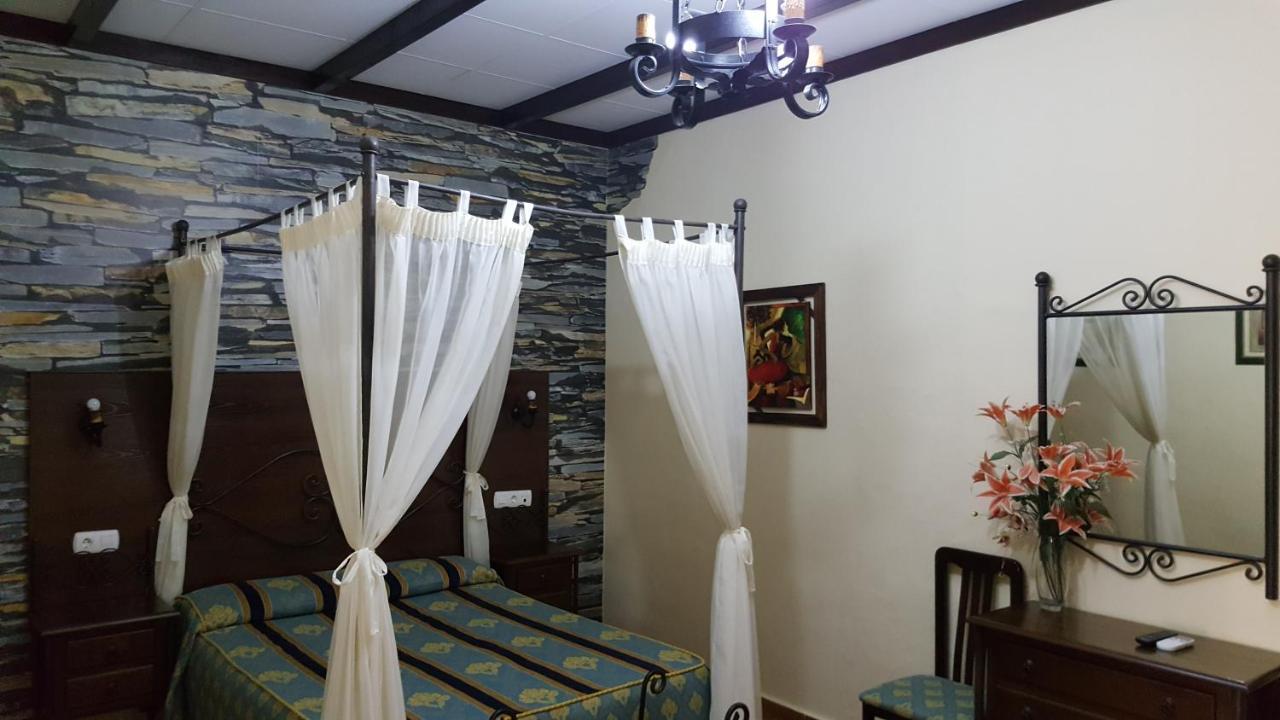 Hostal El Lirio Бойюйос пар дел Кондадо Екстериор снимка