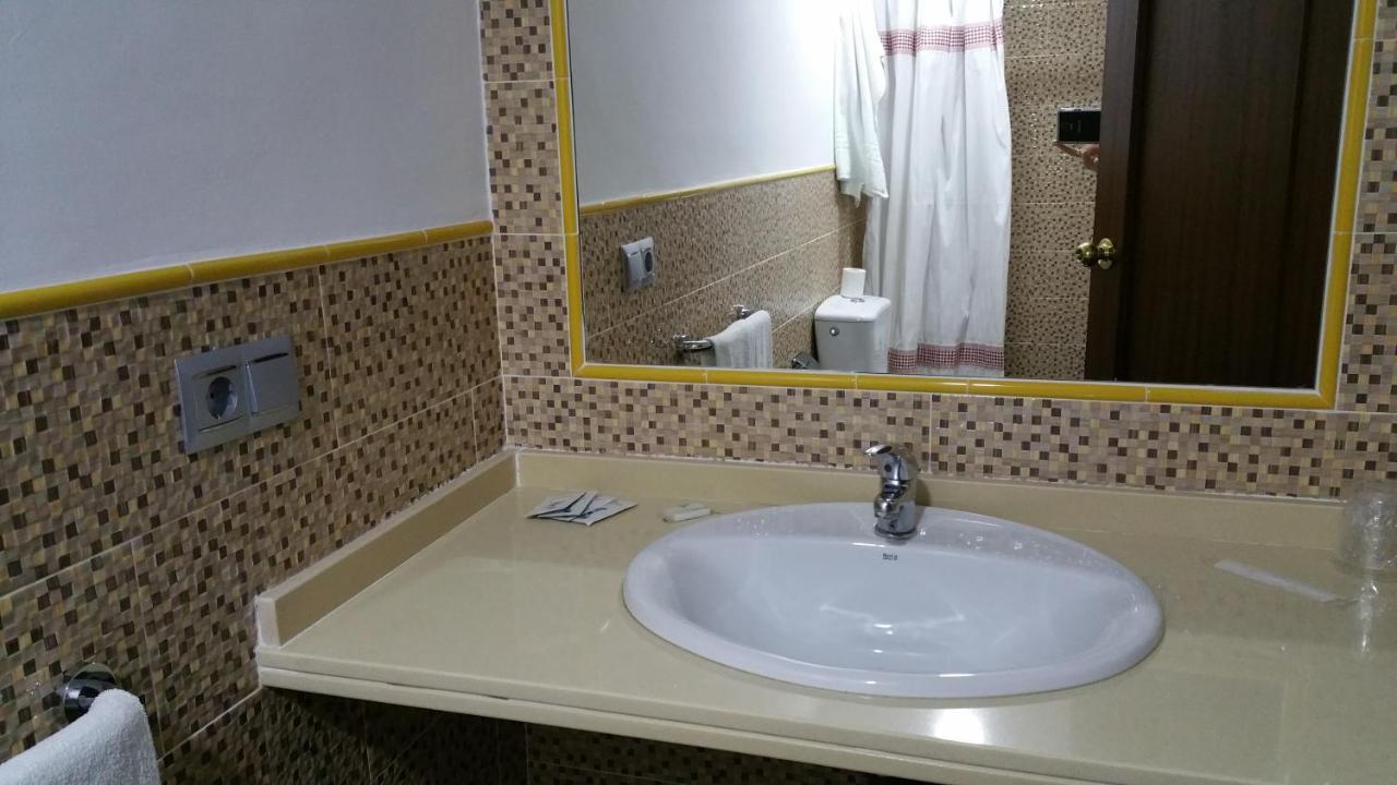 Hostal El Lirio Бойюйос пар дел Кондадо Екстериор снимка
