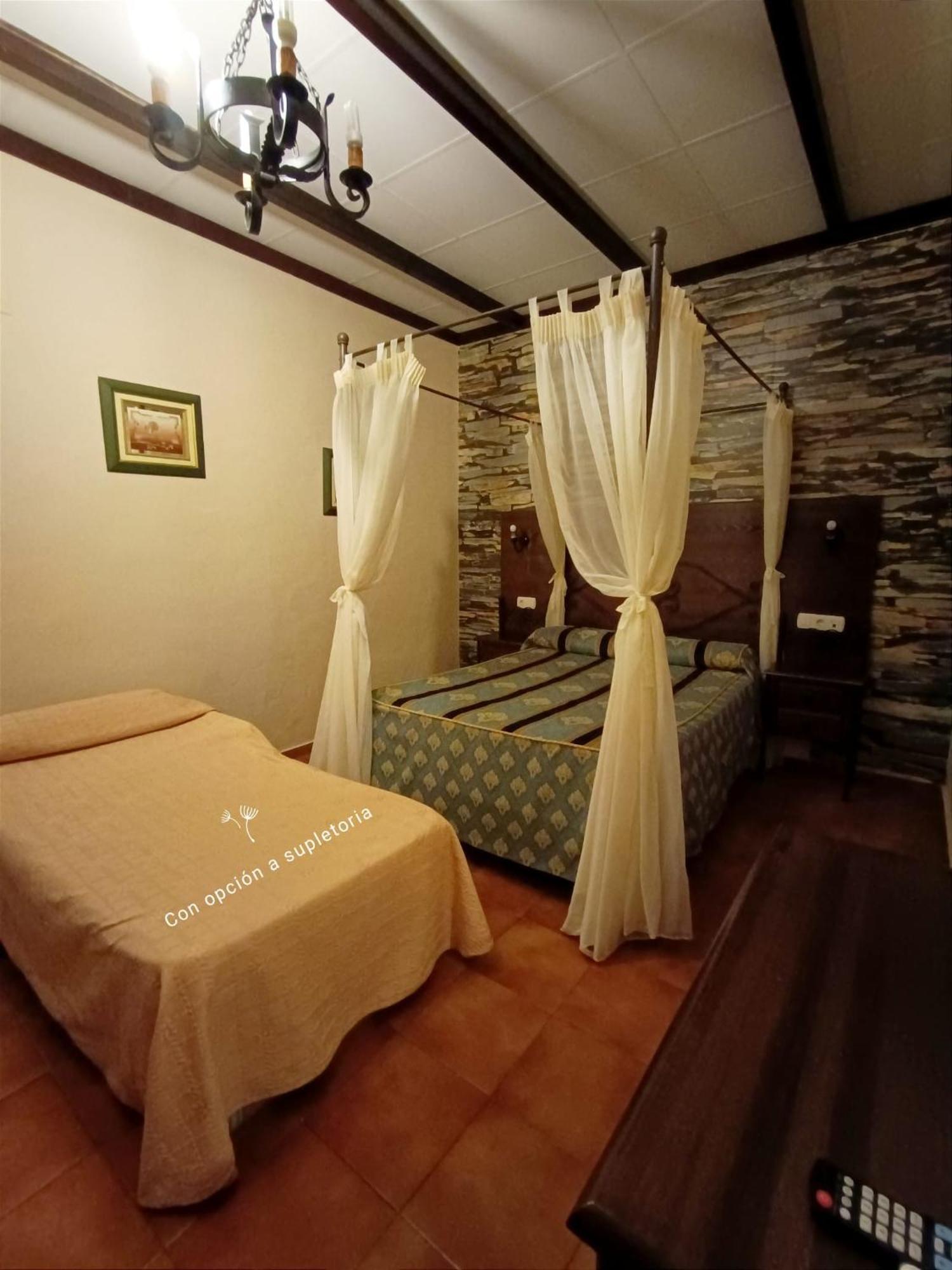 Hostal El Lirio Бойюйос пар дел Кондадо Екстериор снимка