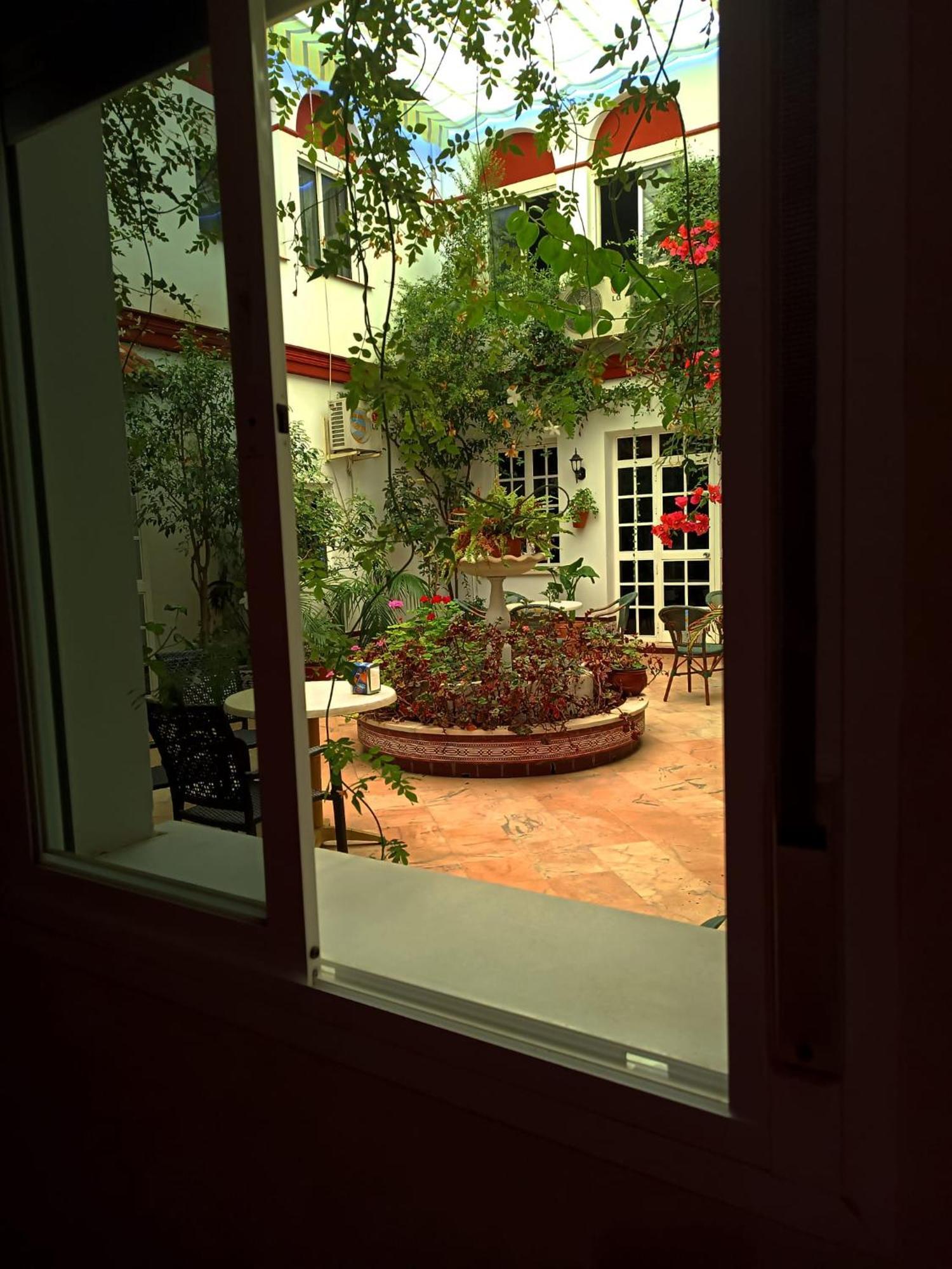 Hostal El Lirio Бойюйос пар дел Кондадо Екстериор снимка