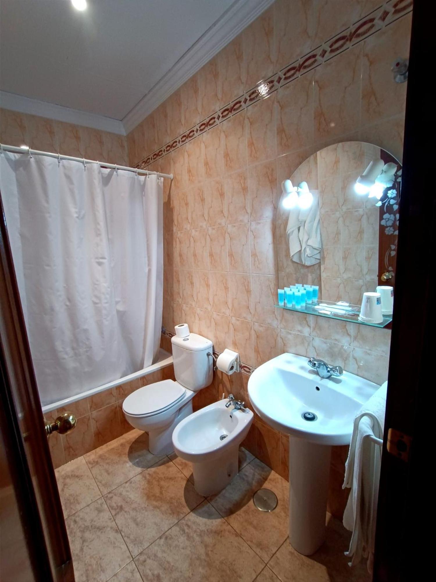 Hostal El Lirio Бойюйос пар дел Кондадо Екстериор снимка