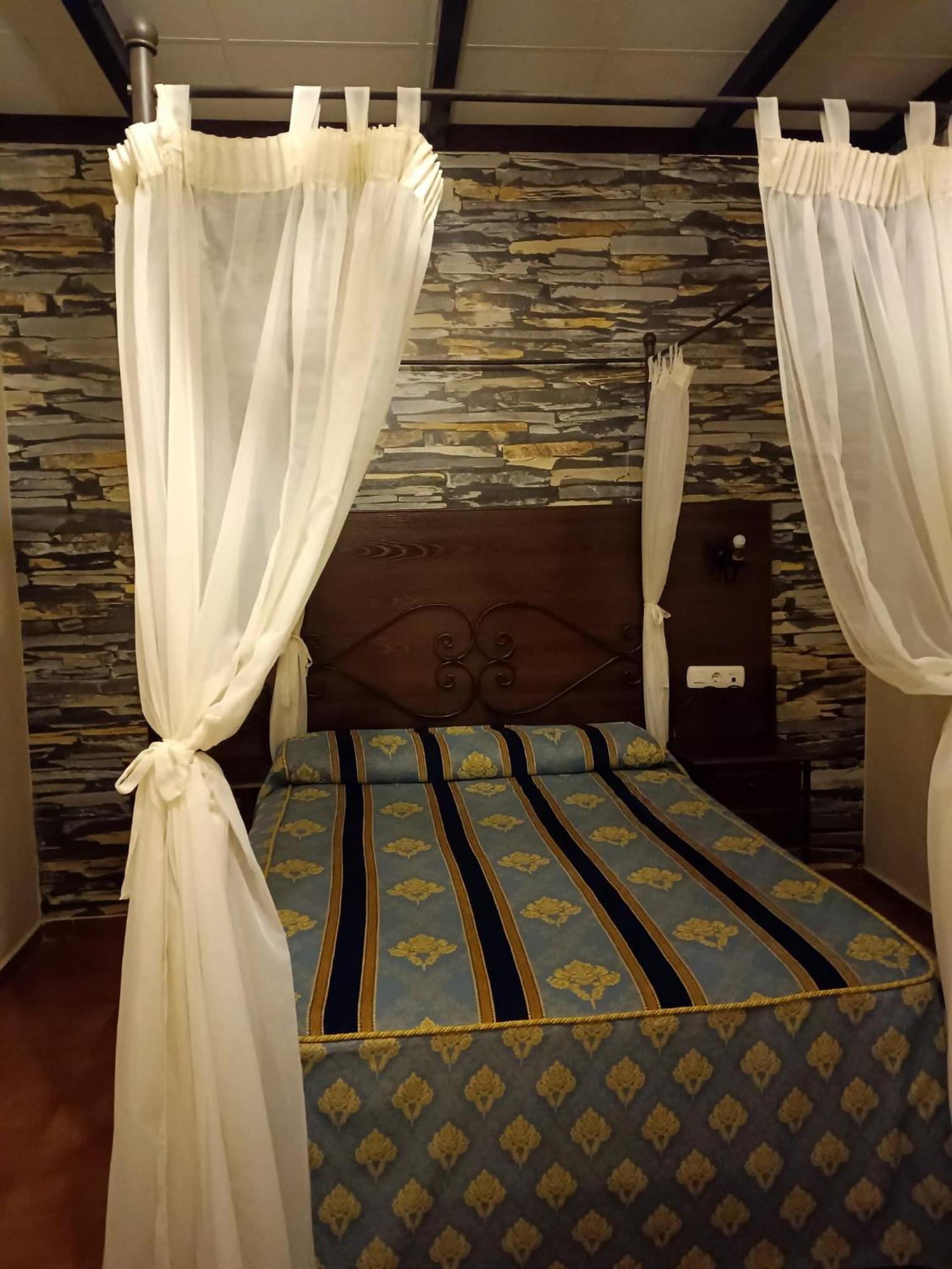 Hostal El Lirio Бойюйос пар дел Кондадо Екстериор снимка
