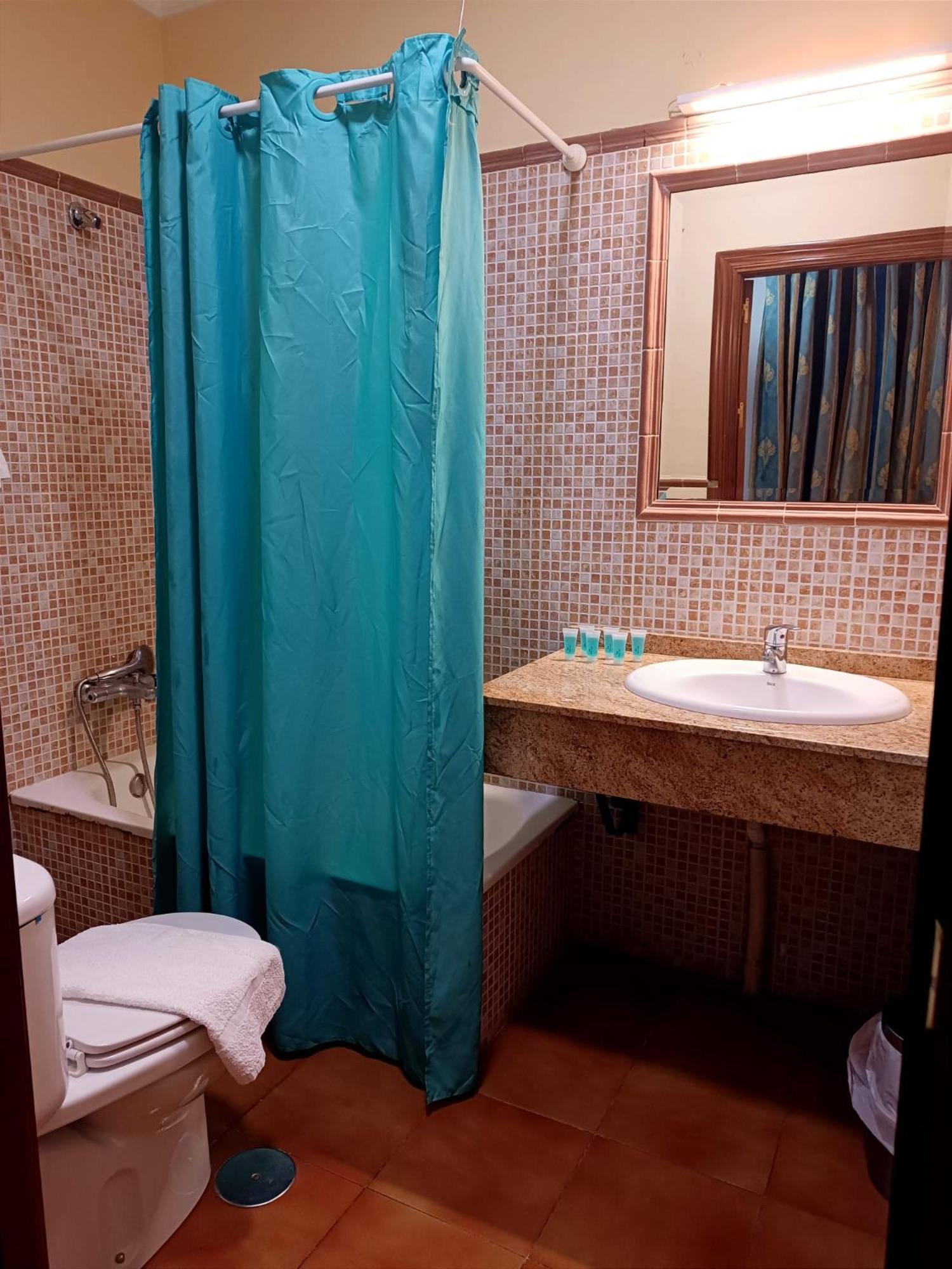 Hostal El Lirio Бойюйос пар дел Кондадо Екстериор снимка